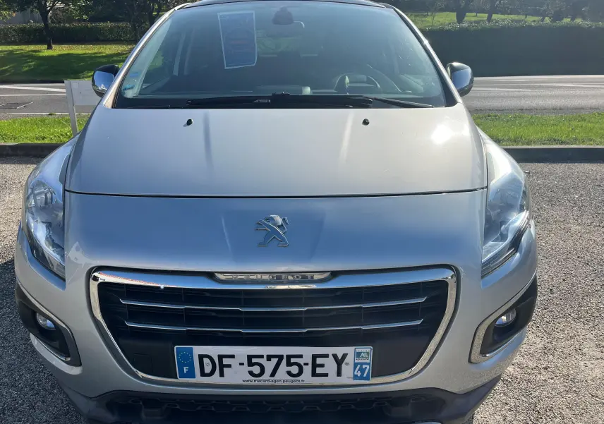 Vue frontale d'un Peugeot 3008 gris clair de 2014 avec calandre chromée et plaque d'immatriculation française visible