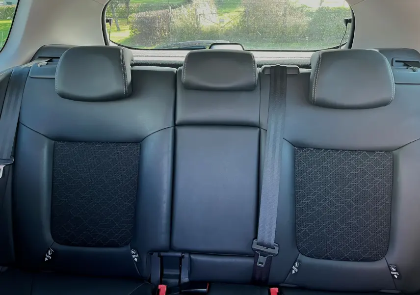 Vue rapprochée des sièges arrière en cuir noir avec inserts tissu du Peugeot 3008 gris clair, version 2014.