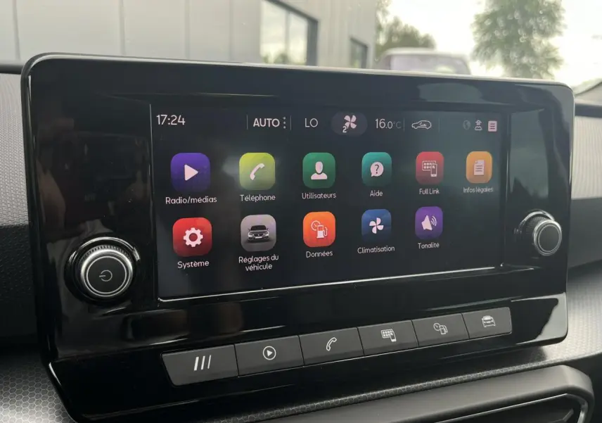 Écran tactile central du tableau de bord du SEAT LEON 2024 affichant le menu principal avec icônes colorées.