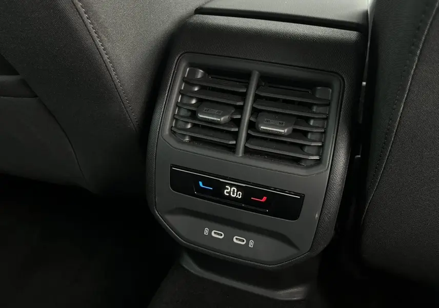 Vue rapprochée des aérateurs arrière et commandes climatisation avec prises USB C du SEAT LEON 2024 noir Minuit.