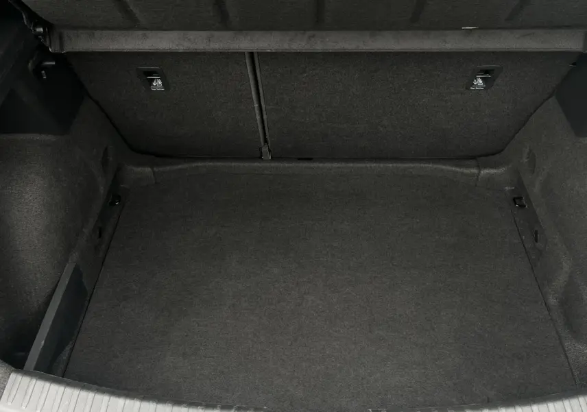 Coffre spacieux et vide du SEAT LEON 2.0 TDI 150 DSG Style noir Minuit, vue intérieure arrière.