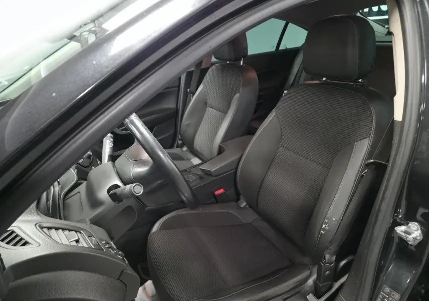 Intérieur avant droit de l'Opel Insignia noir 2016, sièges tissu mixte anthracite avec accoudoir central