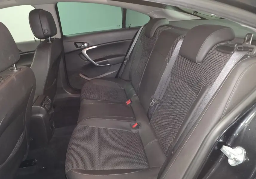 Vue intérieure côté droit des sièges arrière noirs en tissu mixte de l'Opel Insignia 2016 finition Cosmo.