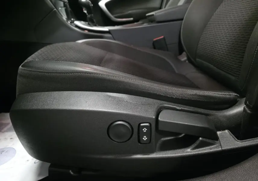 Détail du siège conducteur côté gauche de l'Opel Insignia 2016 avec réglages manuels et tissu anthracite.