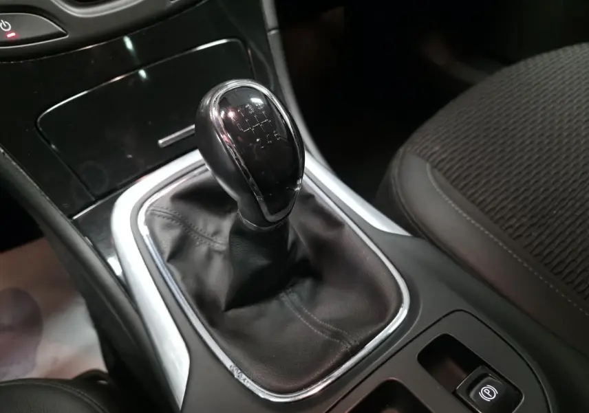Le levier de vitesses manuel noir de l'Opel Insignia 2016 avec soufflet en cuir et console centrale sombre.