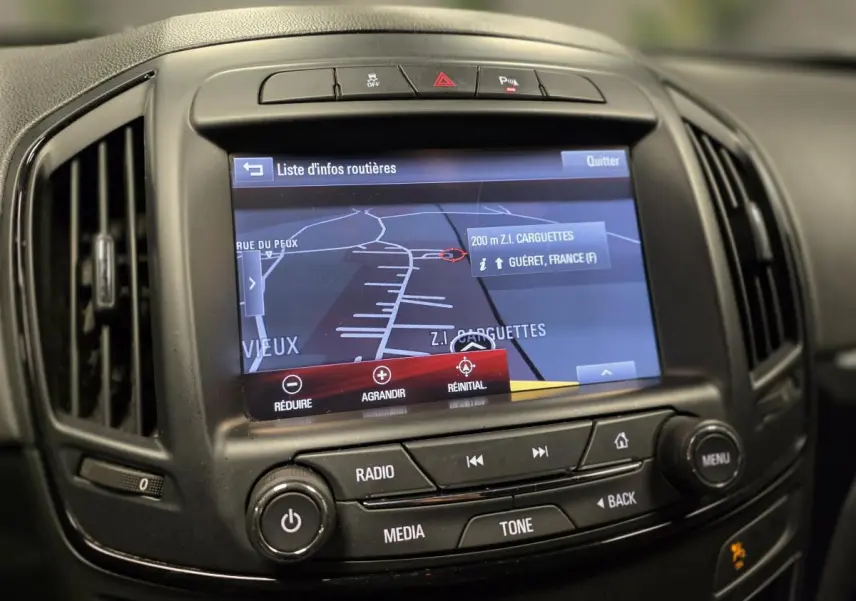 Gros plan sur l'écran central tactile du tableau de bord de l'Opel Insignia 2016 avec navigation affichée.