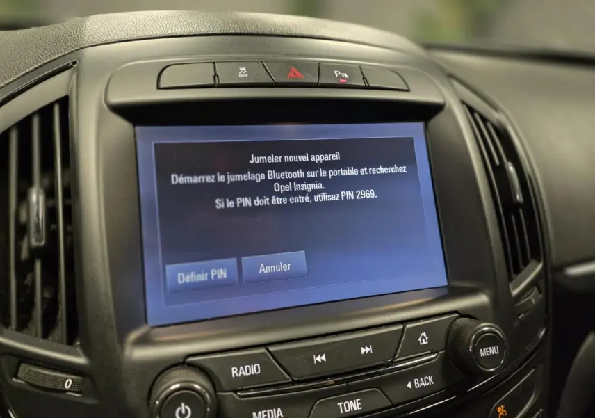 Écran central tactile de l’Opel Insignia 2016 affichant l’invite de jumelage Bluetooth, vue de face intérieure.