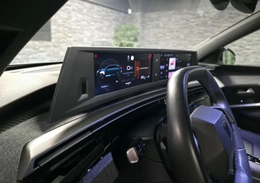 Vue intérieure du tableau de bord et volant cuir noir du Peugeot 3008 avec double écran HD panoramique.