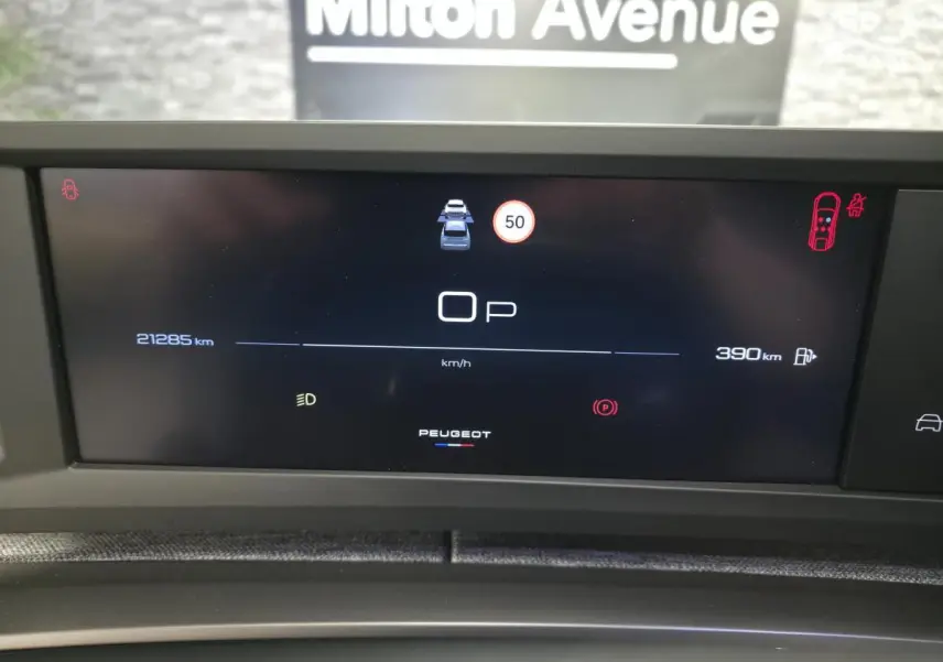 Affichage numérique du tableau de bord Peugeot 3008 Hybrid, vue frontale centrée sur l'écran de contrôle.