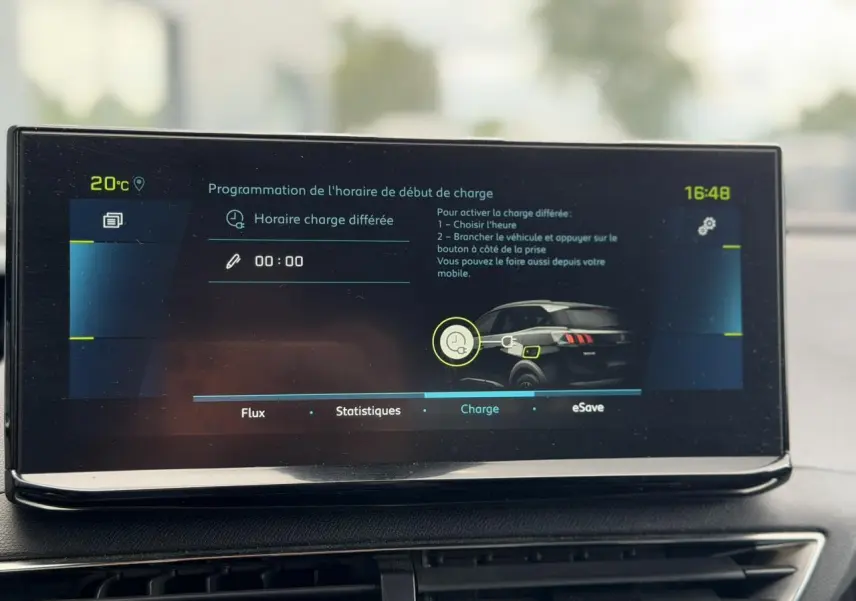 Écran tactile intérieur affichant la programmation de charge du Peugeot 3008 Plug-in Hybrid 2024, vue frontale.