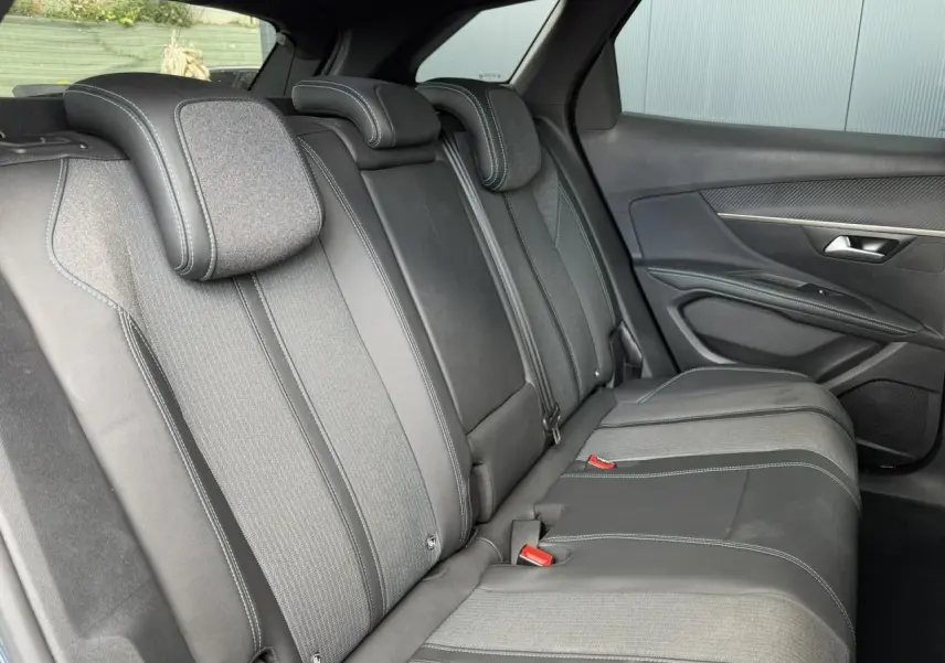 Vue intérieure côté droit des sièges arrière en tissu et cuir noir du Peugeot 3008 Plug-in Hybrid 2024.