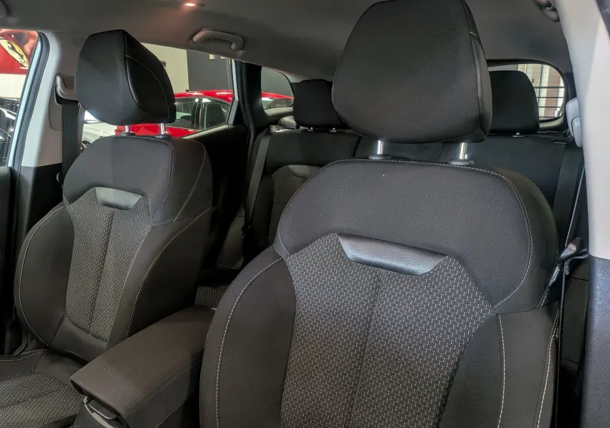 Vue intérieure rapprochée des sièges avant en tissu noir du Renault Kadjar blanc Glacier 2020 version Business.