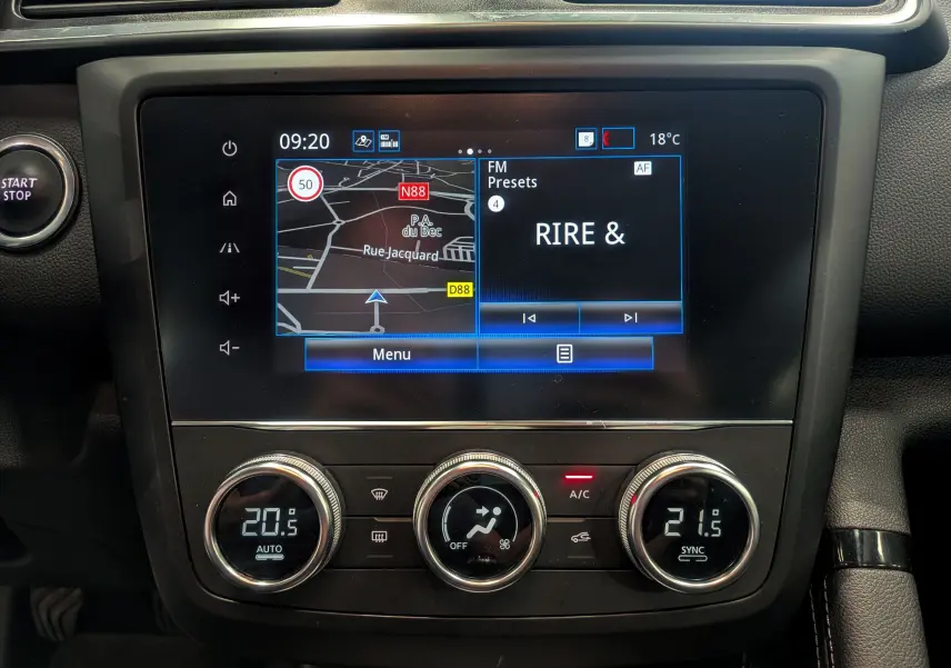 Tableau de bord du Renault Kadjar 2020 avec écran tactile affichant navigation et climatisation digitale réglée à 20,5 et 21,5°C.
