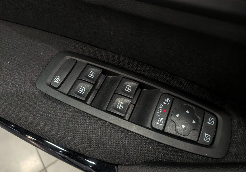 Panneau de commandes des vitres électriques et rétroviseurs sur la porte côté conducteur d'un Renault Kadjar blanc Glacier 2020.