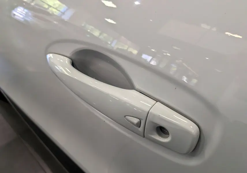 Poignée de porte blanche Glacier en gros plan sur un Renault Kadjar 2020 côté gauche.