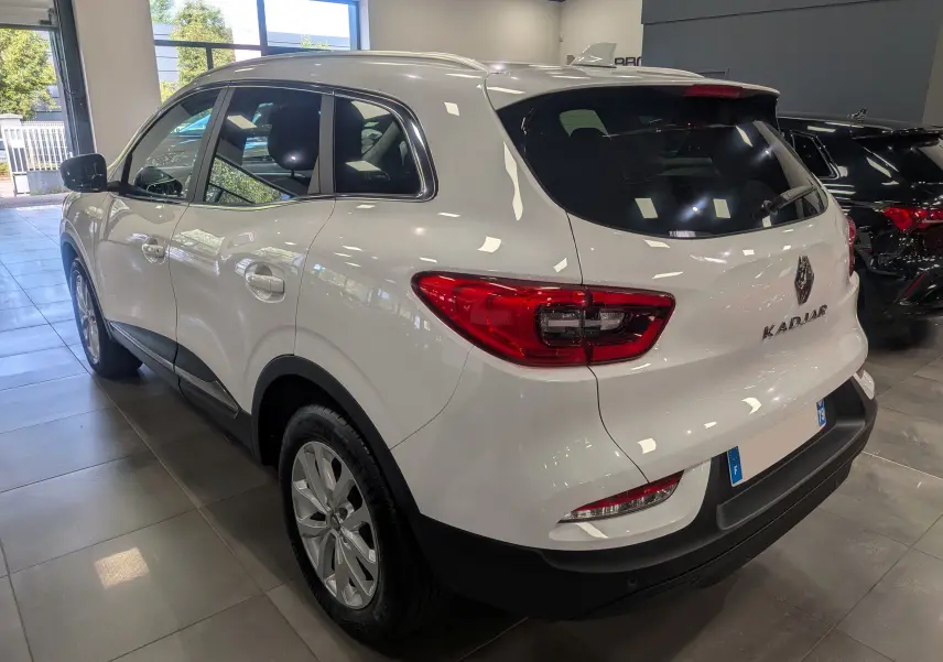 Vue 3/4 arrière droite du Renault Kadjar blanc glacier 2020, avec feux arrière rouges et jantes alliage.