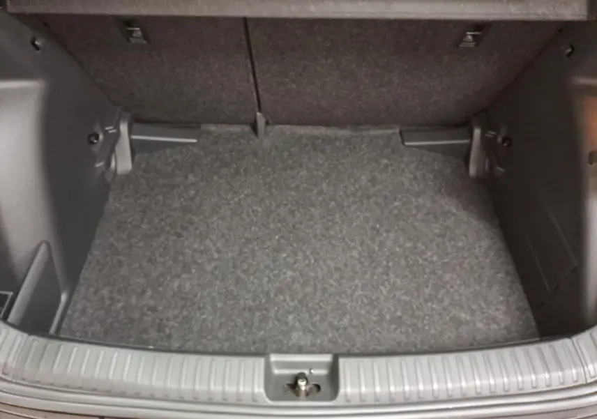 Coffre spacieux de la Skoda Fabia 2024 en Noir Magic Nacré, vue intérieure arrière ouverte.