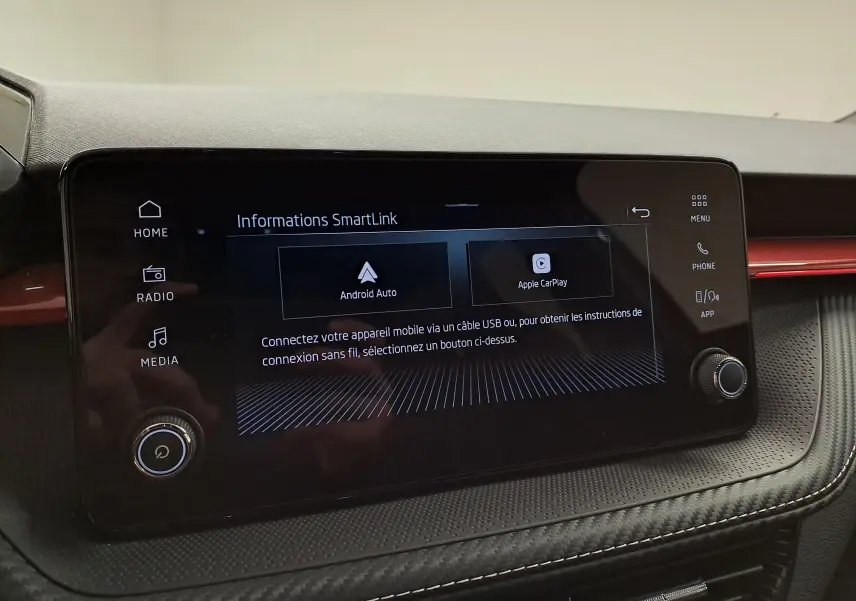 Écran tactile central du tableau de bord de la Skoda Fabia 2024 avec interface SmartLink Android Auto et Apple CarPlay.