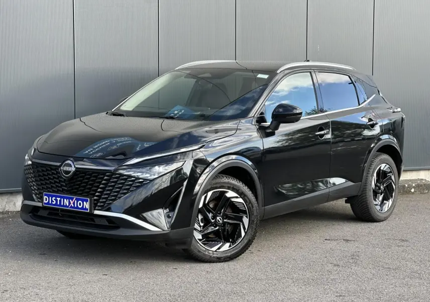 Nissan Qashqai 2025 noir nacré en 3/4 avant droit, avec jantes alliage noires et toit panoramique.