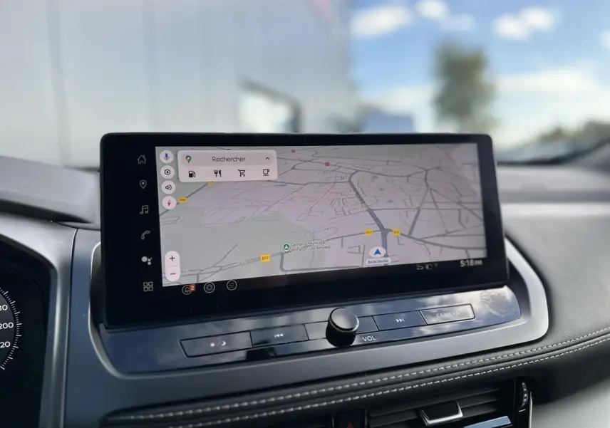 Gros plan sur l'écran tactile central affichant la navigation du Nissan Qashqai 2025 noir nacré.