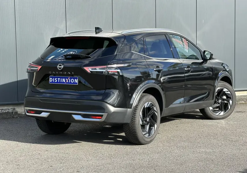 Vue 3/4 arrière droite du Nissan Qashqai noir nacré 2025 avec jantes alliage et hayon électrique visible