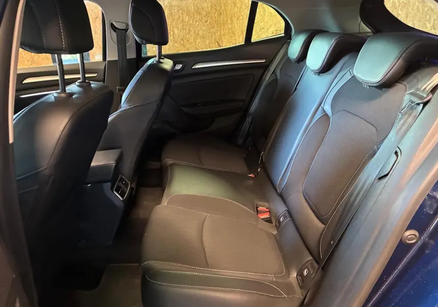 Vue intérieure côté droit des sièges arrière en cuir et tissu gris noir de la Renault Mégane 1.5 DCI 115 Intens bleue de 2021.