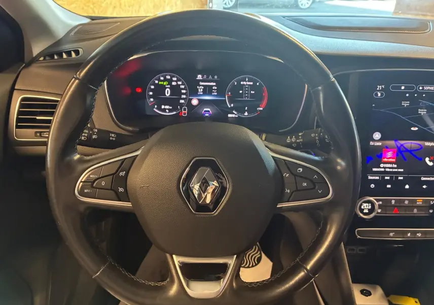 Vue rapprochée du volant cuir noir et du tableau de bord numérique de la Renault Mégane 1.5 DCI 115 Intens 2021.