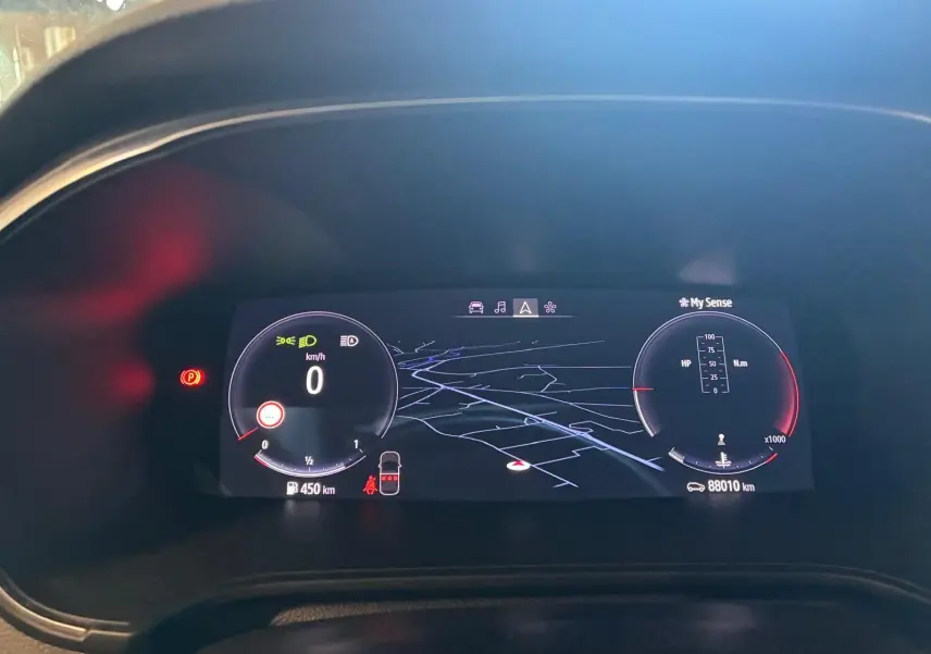 Tableau de bord numérique de Renault Mégane 1.5 dCi 115 Intens 2021, affichant la navigation et compteurs digitaux.