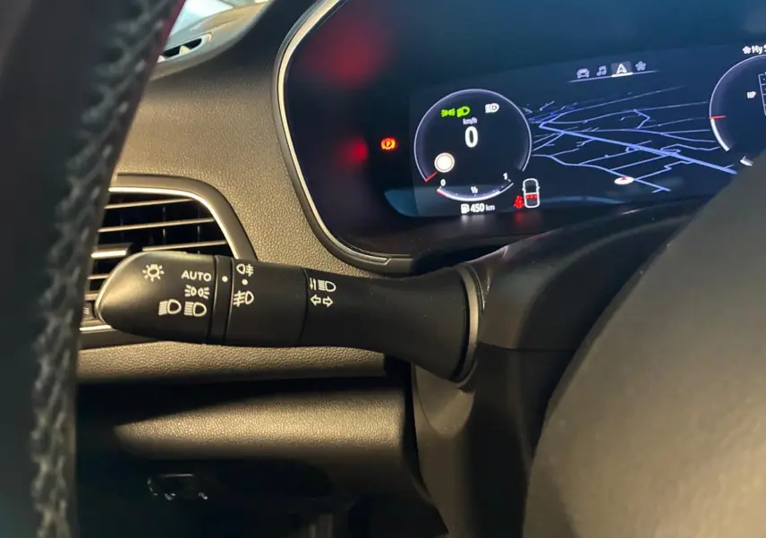 Gros plan sur la manette des phares et le tableau de bord numérique de la Renault Mégane 1.5 DCI 115 Intens 2021.