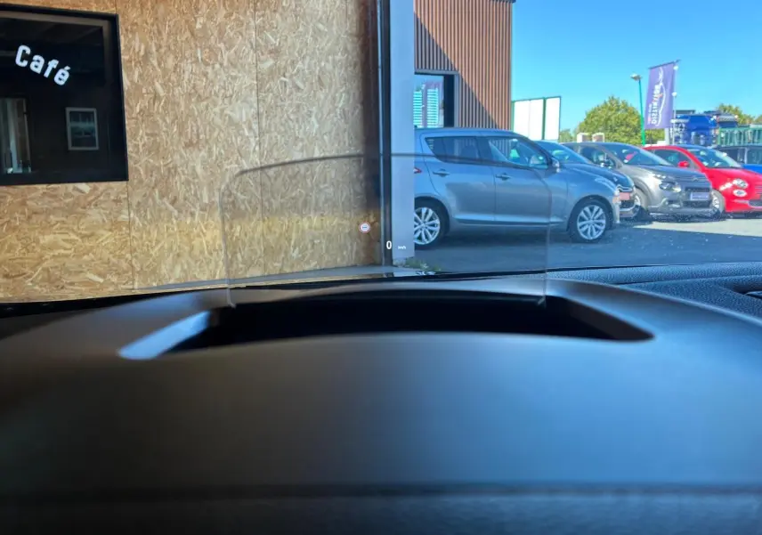 Vue intérieure du tableau de bord de la Renault Mégane 1.5 dCi 115 Intens 2021, avec affichage tête haute transparent.