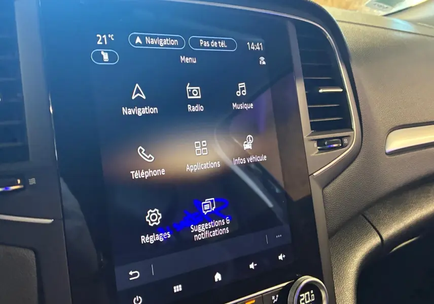 Écran tactile central de la Renault Mégane 1.5 DCI 115 Intens 2021, intérieur gris noir avec commandes climatisation visibles.