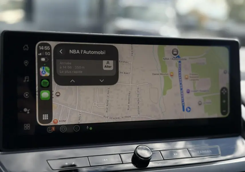 Écran tactile 12,3 pouces du Nissan Qashqai 2025 affichant la navigation avec interface Apple CarPlay.