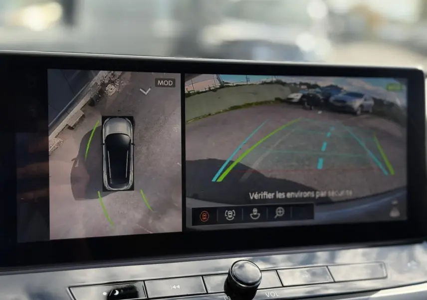 Affichage caméra 360° et vue arrière du Nissan Qashqai gris argent en marche arrière avec guidage dynamique visible