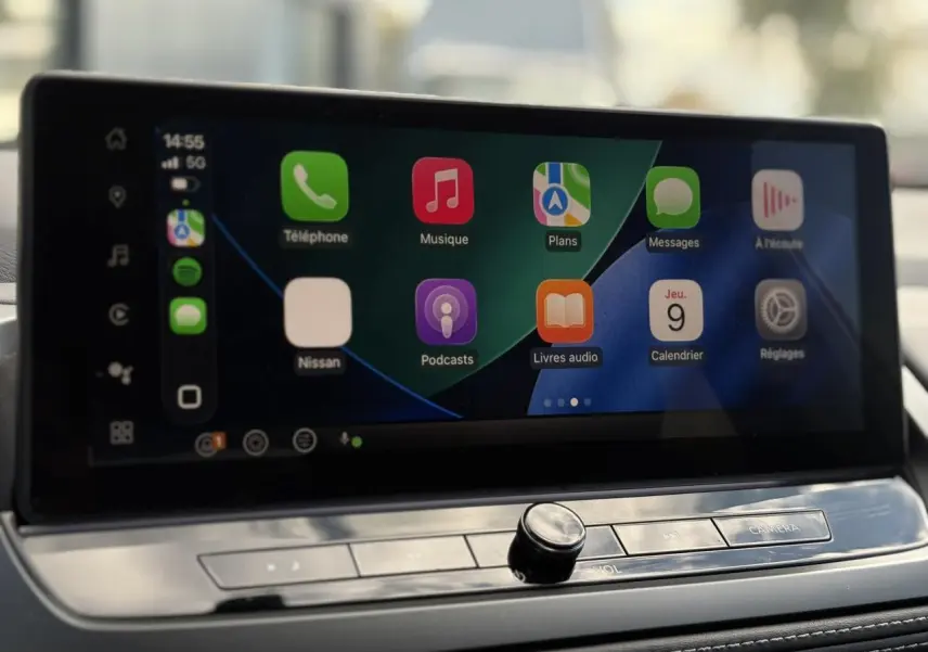 Écran tactile central du Nissan Qashqai 2025 affichant Apple CarPlay avec commandes intégrées en dessous.