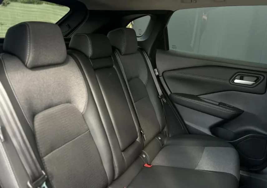 Vue côté droit de la banquette arrière du Nissan Qashqai 2025 avec sellerie mixte noire en tissu et TEP.