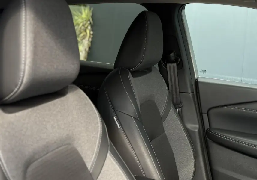 Gros plan sur les sièges avant en sellerie mixte noir tissu et TEP du Nissan Qashqai 2025, côté droit intérieur.