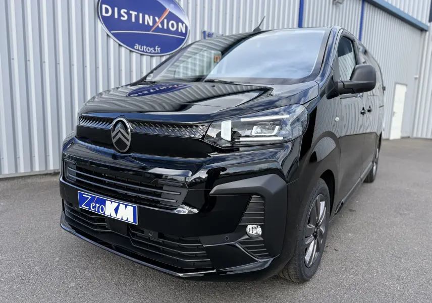 Citroën Jumpy Cabine Approfondie noir perla en 3/4 avant droit, avec calandre moderne et phares LED distinctifs.