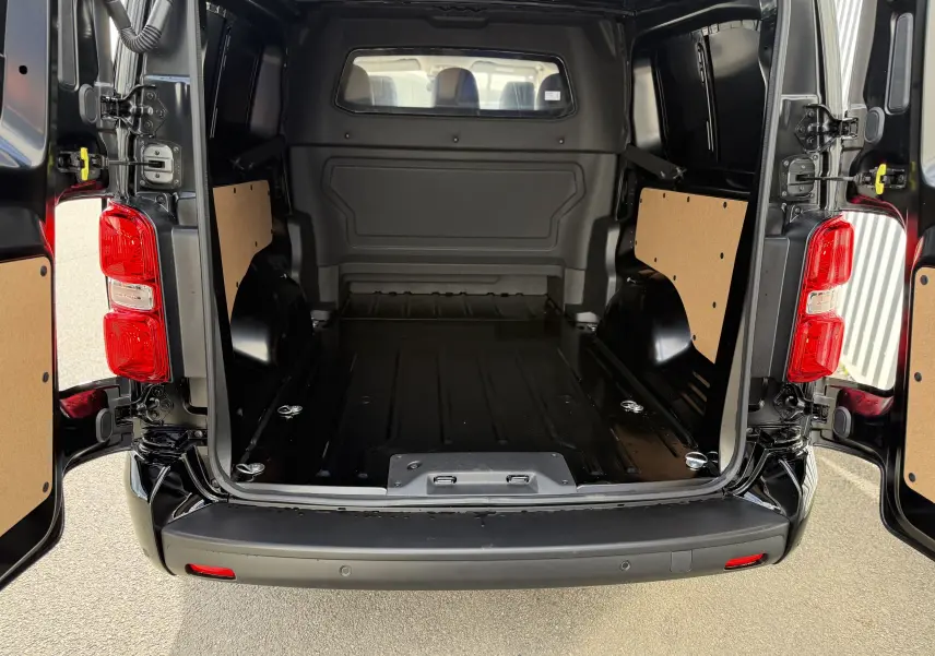 Vue arrière ouverte du Citroën Jumpy Cabine Approfondie noir Perla, montrant l’espace de chargement vide et les portes battantes.