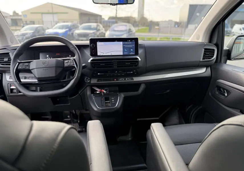 Vue intérieure avant du Citroën Jumpy cabine approfondie 2026, tableau de bord moderne avec écran tactile et volant multifonction.