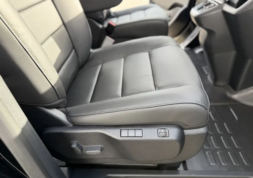 Gros plan sur le siège avant en cuir noir du Citroën Jumpy Cabine Approfondie 2026 avec commandes électriques visibles.