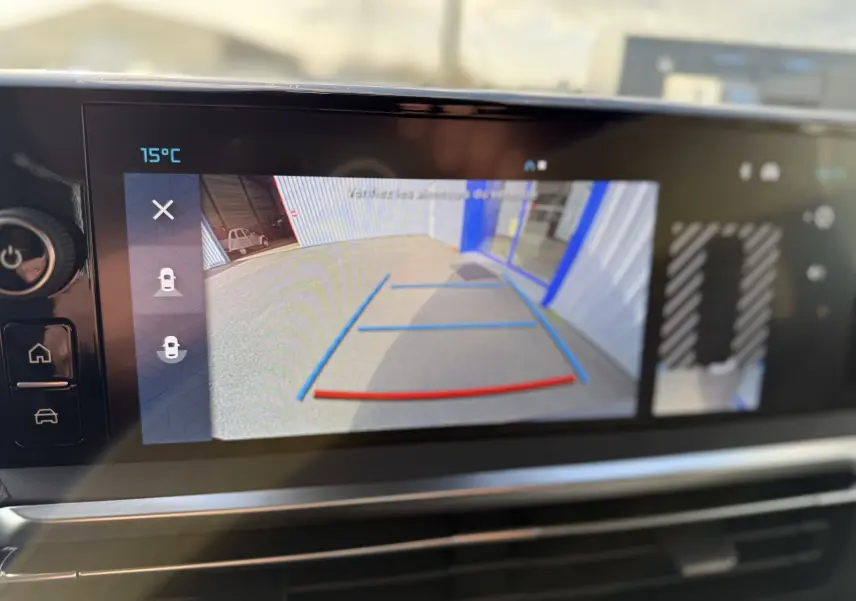 Écran intérieur montrant la caméra de recul du Citroën Jumpy Cabine Approfondie noir Perla, avec guidage de stationnement coloré.