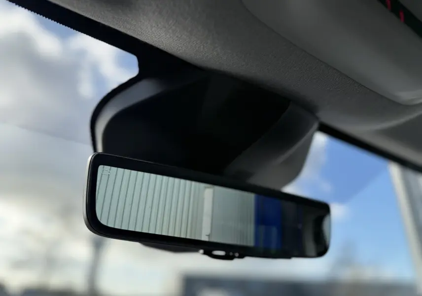 Rétroviseur intérieur numérique du Citroën Jumpy Cabine Approfondie noir Perla, vue rapprochée sur l'écran affichant l'arrière.