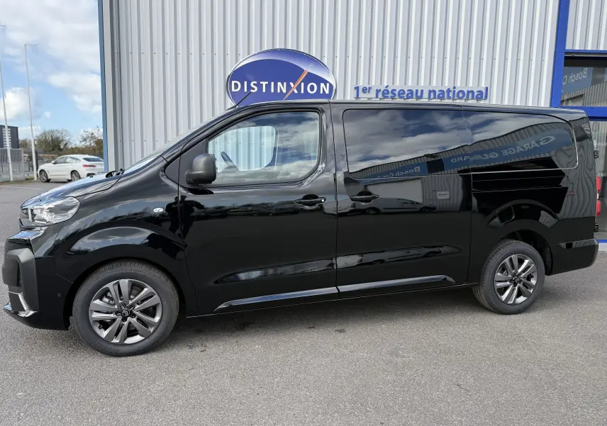 Vue de profil côté gauche d’un Citroën Jumpy Cabine Approfondie noir perla, avec jantes alliage et carrosserie lisse.