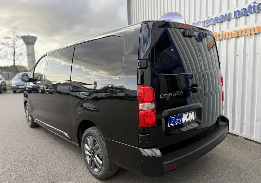 Vue 3/4 arrière droite d’un Citroën Jumpy Cabine Approfondie noir perla avec feux arrière rouges et jantes alliage.