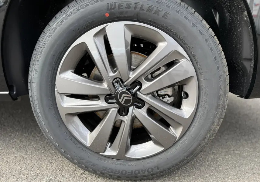 Gros plan sur la roue avant droite du Citroën Jumpy Cabine Approfondie noir perla, jante alliage moderne avec logo Citroën central.