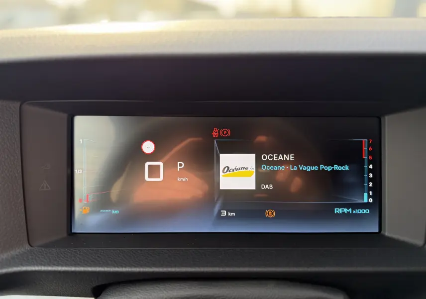 Écran numérique du tableau de bord du Citroën Jumpy cabine approfondie noir Perla, affichant la radio et l'état du véhicule.