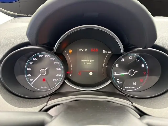 Tableau de bord de la Fiat 500X blanc 2023, affichage numérique central avec message "Véhicule prêt à partir" visible.