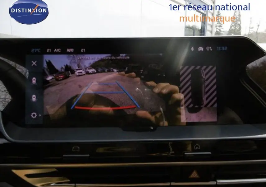 Écran central affichant la caméra de recul avec vue arrière et guidage, intérieur de Citroën C5 X gris platinium.