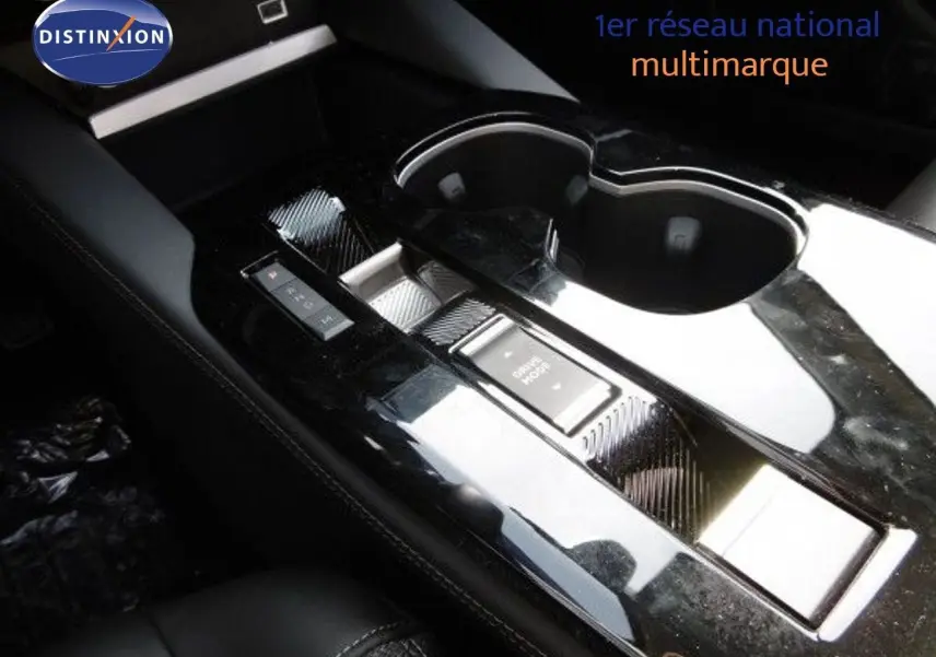 Gros plan sur la console centrale noire brillante avec commandes de boîte auto de la Citroën C5 X gris platinium.