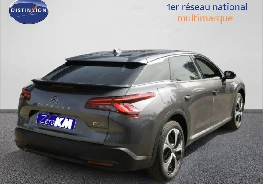 Vue 3/4 arrière droite d'une Citroën C5 X gris platinium métallisé avec feux LED et jantes bi-ton.